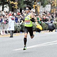 １９位でゴールに向かう中院大のアンカー・飯塚達也＝東京・大手町