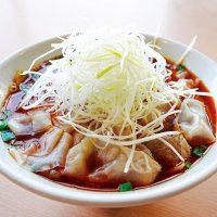 勝浦タンタンメンにワンタンを加えた「勝浦ワンタンタン」。白い丼に赤いピリ辛スープが映える
