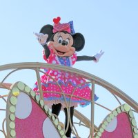 主役はミニー！　ディズニーランドがピンクや水玉に　パレード中、観客と触れ合いも　イベント「ミニーのファンダーランド」１０日開幕