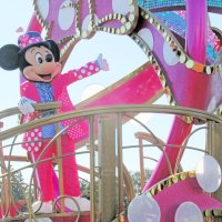 「永遠の恋人」ミニーのイベントに登場したミッキーマウス＝９日、浦安市の東京ディズニーランド