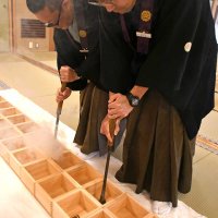 福枡の底に「成田山」の焼き印を押す新勝寺の職員