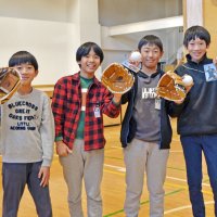 「野球しようぜ」大谷グローブに児童感激　市立船橋小で寄贈式　早速キャッチボールも