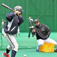 打撃を指導する千葉ロッテの黒川選手＝１４日、千葉市美浜区
