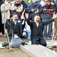 正座で口ひげをなでてから、酒を勧め合う＝１４日、香取市の側高神社
