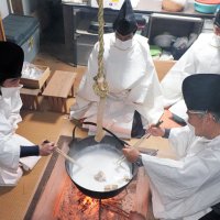 「筒粥」神事で葦の束をかゆの中に入れて煮込む神職たち＝１５日午前１時ごろ、袖ケ浦市
