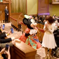 客席に下りたミニー。劇場は興奮と熱狂に包まれた