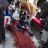 出発前の車両で行われた森幸漁網による仕立ての実演＝銚子市
