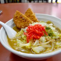 「中華料理　大輦」のソースラーメン（８５０円）ハムカツ（２５０円）のせ