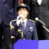 年頭視閲で国歌を独唱する歌手の荻野目洋子さん