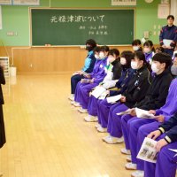 多数の犠牲忘れないで　供養続ける副住職招き　長生中防災部、元禄津波学ぶ