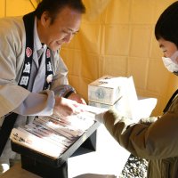 学業成就の祈りが込められた「浄筆」を受け取る受験生