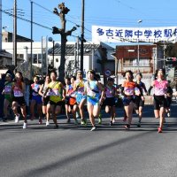 多古近隣中学校駅伝大会で、一斉にスタートする各校の選手たち＝２７日、多古町
