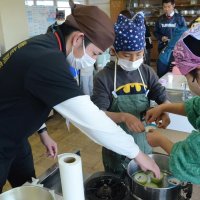 田んぼアートのコメで蒸しパン　蓮沼小児童、千葉商大生と調理