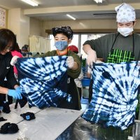 児童が藍染めシャツ作り　神崎米沢小　発酵マラソンで配布へ