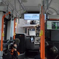 運行開始の前日に行われた試乗会で、公開された車内の様子。運転席後ろのモニターにＧＰＳで把握したルートが表示される＝１日、横芝光町