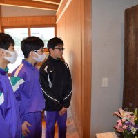 元禄地震犠牲者の大位牌を見学する長生中防災部の部員＝３日、長生村の本興寺
