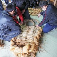 お堂の中で大わらじを編み上げる住民＝４日、富津市
