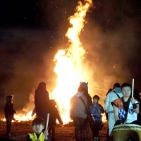 勢いよく燃え上がるどんど焼きの前で和太鼓の演奏も披露