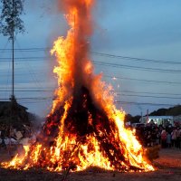 無病息災願いどんど焼き　火柱囲み親睦深める　富津・二間塚地区