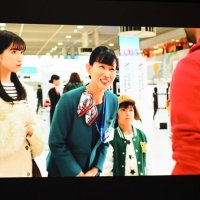 親身になって旅客に接する清水さん演じる地上係員（中央）とその姿を間近に見る片岡さん演じる娘（左）
