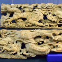 口を開いた阿形（上）と閉じた吽形（下）がある
