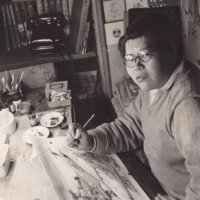 自宅アトリエで絵筆を握る小松崎茂さん＝１９６０年ごろ、柏市
