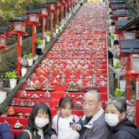 石段埋める人形１８００体　勝浦、華やか「ビッグひな祭り」　市内あちこちで展示に工夫