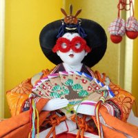めがね店に並ぶめがねを掛けたひな人形
