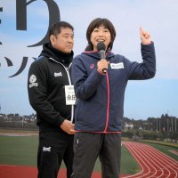 開会式で「この九十九里（地域）が世界一、日本一の楽しく元気な場所になるよう盛り上げましょう」とあいさつする高橋尚子さん。後ろは永田裕志さん＝２５日、東金市