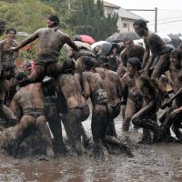 泥と格闘、和良比はだか祭り　雨の中、寒さ吹き飛ばす熱気　４年ぶり、四街道