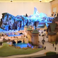 映画「アナと雪の女王」をイメージしたゾーンの模型。劇中に登場する城や雪山がある
