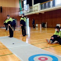 市原市考案「パターリング」普及注力　ゴルフとカーリング融合新スポーツ　道具貸し出し、高校生体験