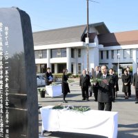 犠牲者の冥福を祈って献花する米本市長＝１１日、旭市横根のいいおかユートピアセンター