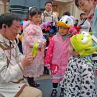 ９割バイトでも高水準　キャストもファンで好循環　【解けない魔法　東京ディズニーリゾート３０周年】（５）幸せ運ぶ接客　（２０１３年４月９日付千葉日報）