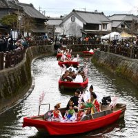 華やか一行、小江戸巡る　ひな人形姿で水上パレード　香取・佐原の小野川
