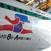 Ｇｉｒｌｓ　Ｂｅ　Ａｍｂｉｔｉｏｕｓ　ジップエア機体に女性活躍願うロゴ　国内外向けメッセージ発信