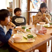 給食に丹波篠山特産黒豆パン　館山児童ら「大粒」堪能　災害応援協定都市、身近に