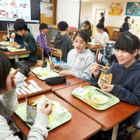 小中生、災害備え味わい学ぶ　木更津　給食で非常用カレー　パック手に「おいしい」　【東日本大震災１３年】