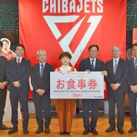 子ども食堂へ１００万円分食事券　ジェッツ、協賛企業と贈り物