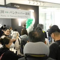 ジップエアのバンクーバー便に乗り込む客でにぎわった成田空港の搭乗口