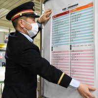 ＪＲ京葉線、新ダイヤで運行始まる　沿線自治体から相次いだ反対　駅では未明に時刻表交換