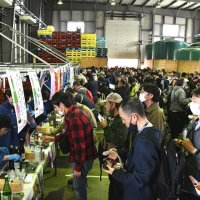 神崎「酒蔵まつり」５年ぶり開催　日本酒試飲や見学ツアー盛況　町、「発酵の里」をアピール