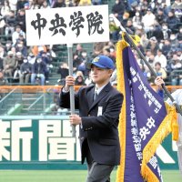 生駒、胸張り力強く　笑顔で入場先導役　【中央学院　センバツだより】　第９６回選抜高校野球大会