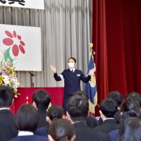 校歌を合唱する白浜中生徒