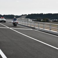全線開通した「小見川東庄バイパス」を白バイの先導で渡り初めした