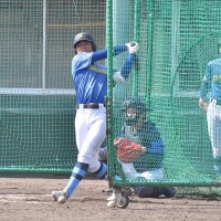 フリー打撃を行う中央学院の飯山
