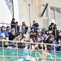 オルカの選手に温かい声援を送るサポーターら
