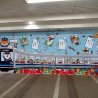 大町駅構内に描かれた「いちかわかるた」と北総線電車に乗る動物たちのイラスト