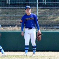 練習でノックを受ける宮内。試合では三塁コーチャーを担う＝２２日、大阪市