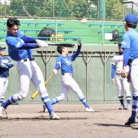 準決勝に向けてトス打撃に取り組む中央学院の蔵並（手前左）、小沢（中央奥）＝兵庫県西宮市
